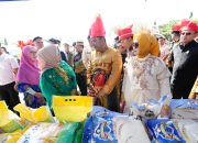 Sofha Marwah Bahtiar Serahkan Bantuan di HUT ke-161 Jeneponto