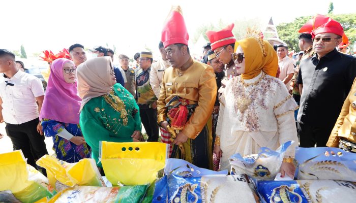 Sofha Marwah Bahtiar Serahkan Bantuan di HUT ke-161 Jeneponto