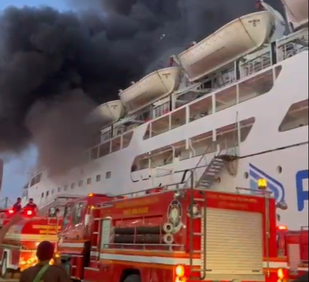 KM Umsini Terbakar di Pelabuhan Makassar, 1.677 Penumpang Selamat