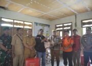 Pj Bupati Luwu Salurkan Bantuan Pasca Banjir ke Desa Pompengan