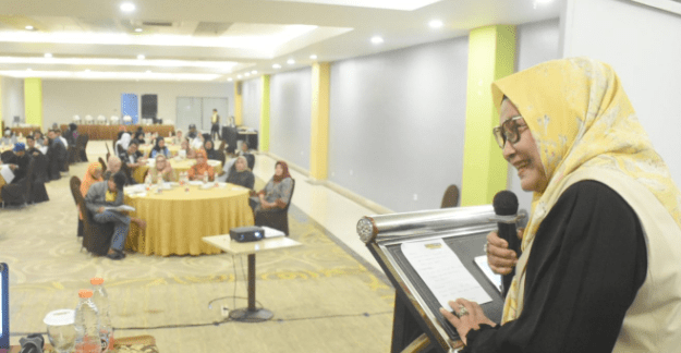 Apiaty Amin Syam Sosialisasi dan Penyebarluasan Perda Pendidikan