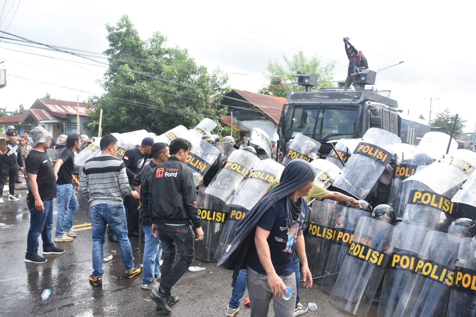 Massa Unjuk Rasa di Kantor KPU Bulukumba Berhasil Dipukul Mundur Polisi
