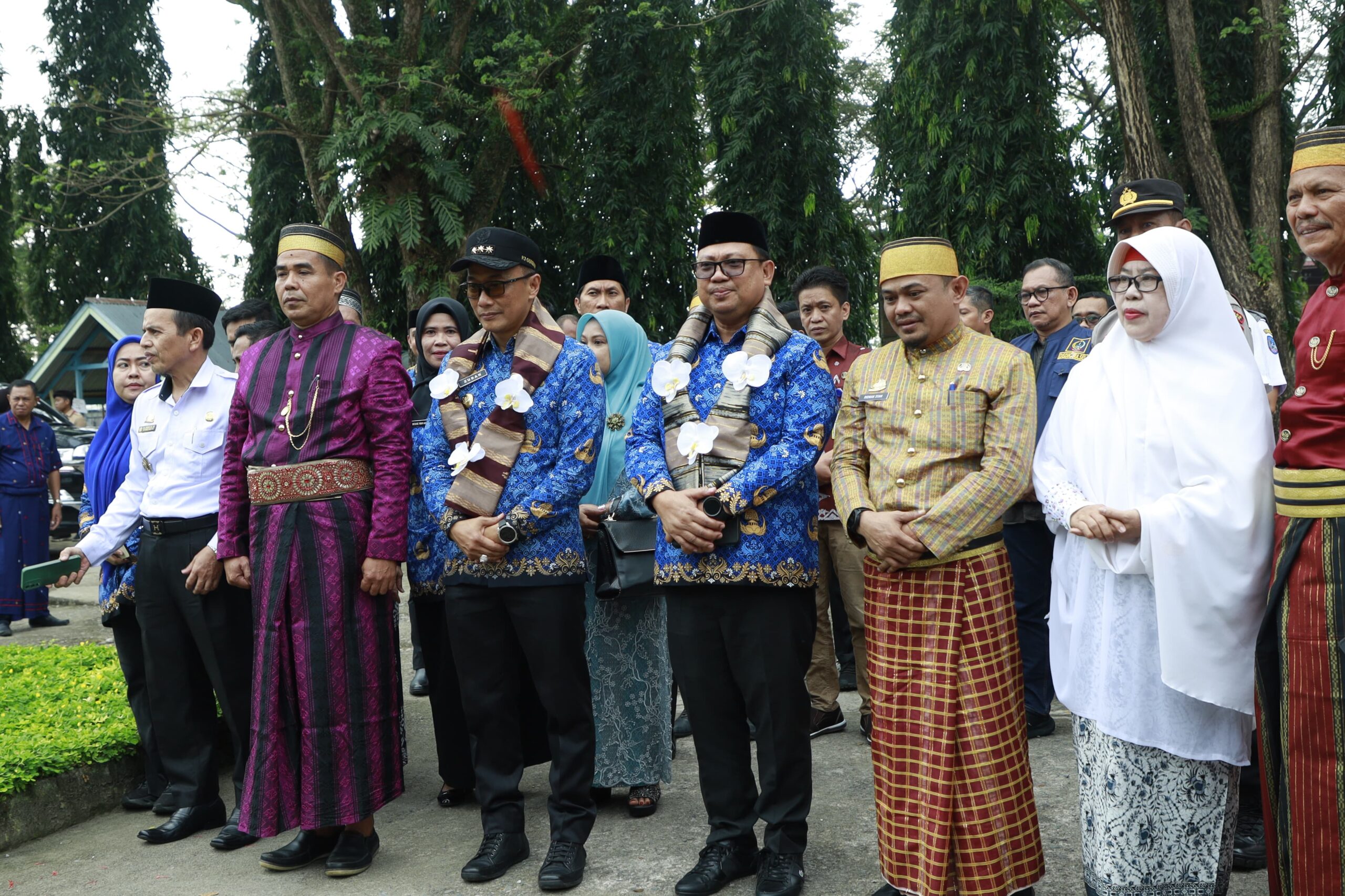 Pj Gubernur Sulsel Kunjungi SMAN 5 Palopo, Beri Bantuan dan Beasiswa