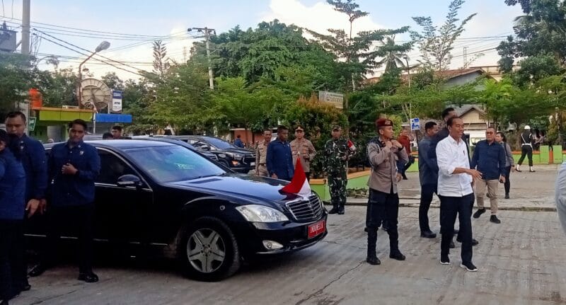 Kunjungan Kerja Jokowi di Sinjai Molor, Antusiasme Warga Tetap Tinggi