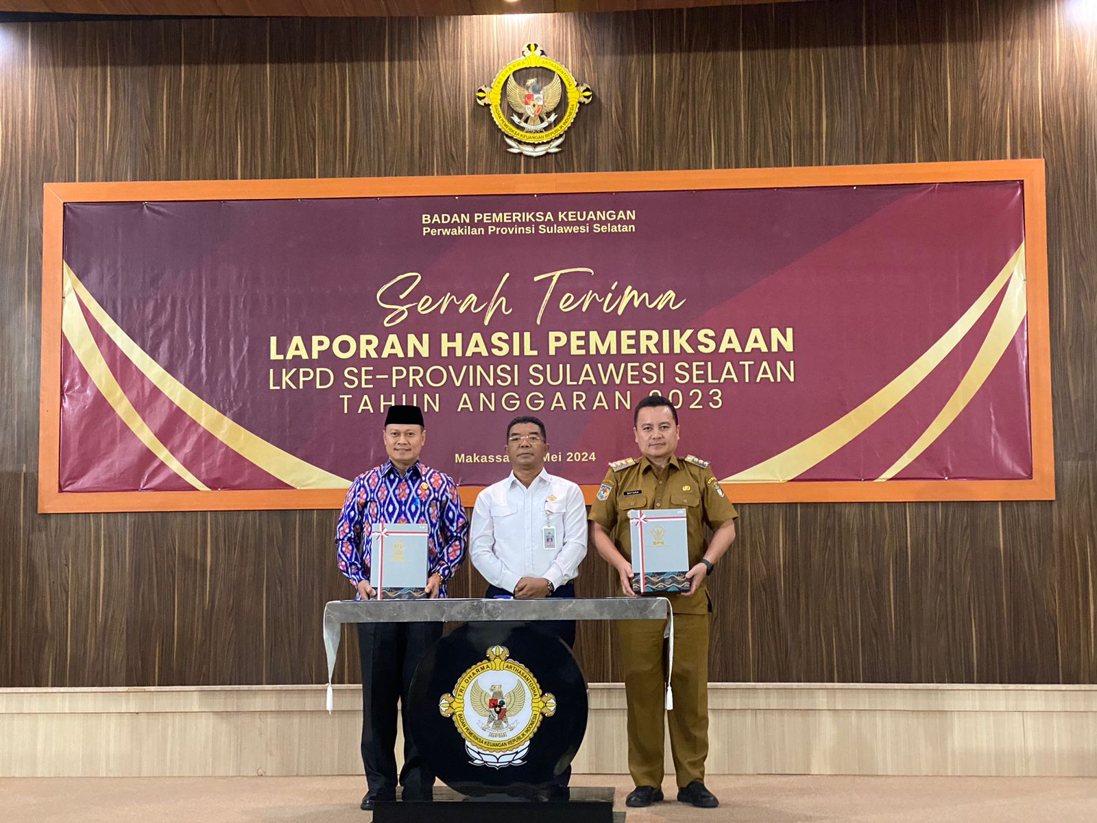 Ketua DPRD Dampingi Pj Bupati Wajo Terima Pengharhaan WTP Dari BPK