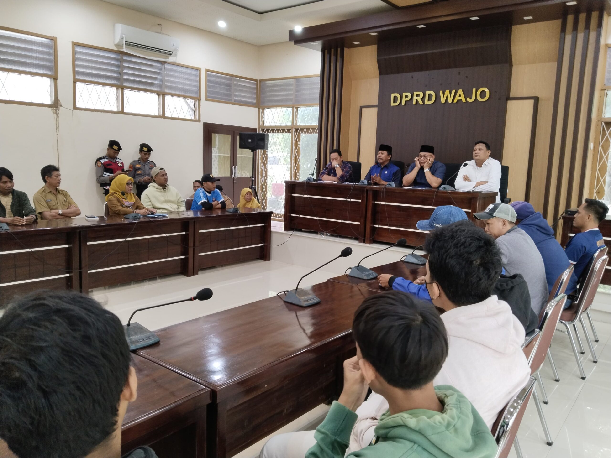 Warga Tanasitolo Unjuk Rasa Sampaikan Persoalan Proyek Sport Center ke DPRD Wajo