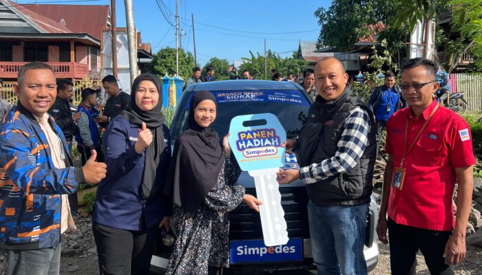 Pimpinan Cabang BRI Sidrap Antar Dua Mobil ke Pemenang Undian Simpedes