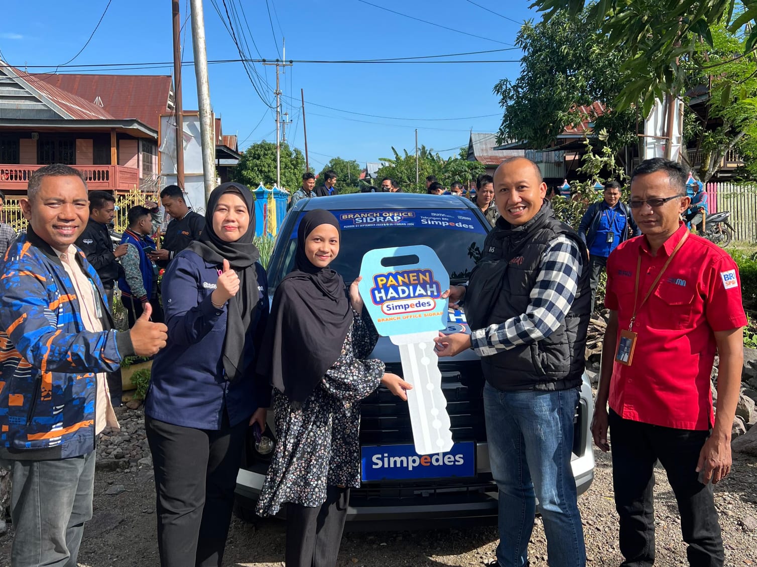 Pimpinan Cabang BRI Sidrap Antar Dua Mobil ke Pemenang Undian Simpedes
