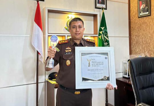 Kajari Wajo Raih Penghargaan Inspiring Professional dan Leadership Award 2024