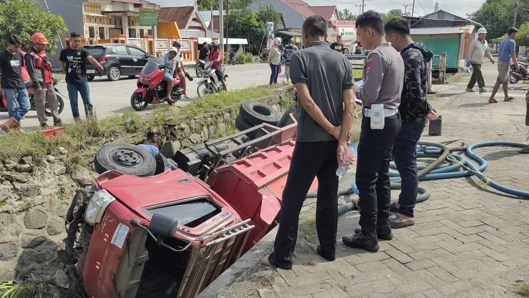 Stir Macet, Dump Truck Masuk ke Saluran Irigasi di Sidrap