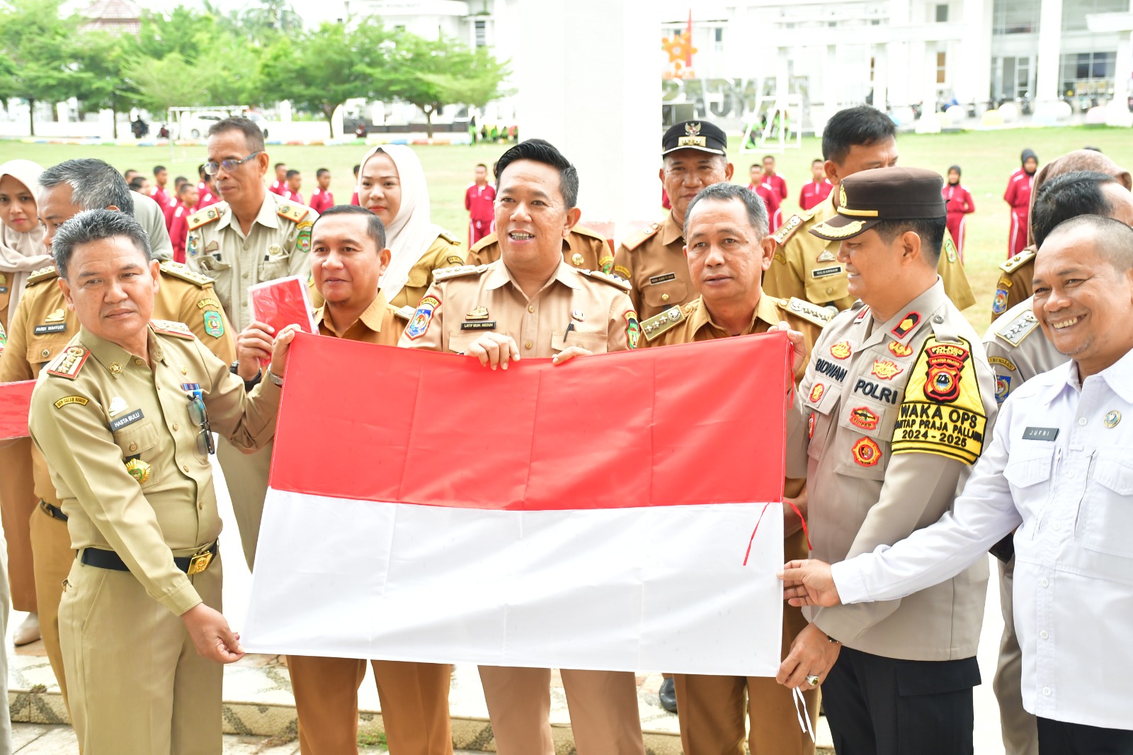 Pemkot Palopo Gelar Gerakan Pembagian Bendera Merah Putih