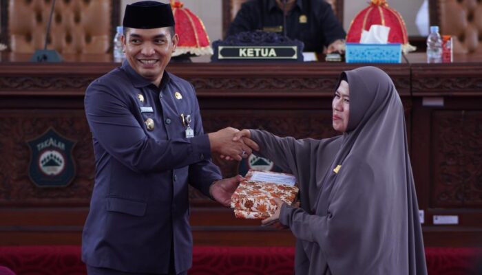Sekda Takalar Serahkan Dokumen Rancangan Perubahan KUA-PPAS 2024