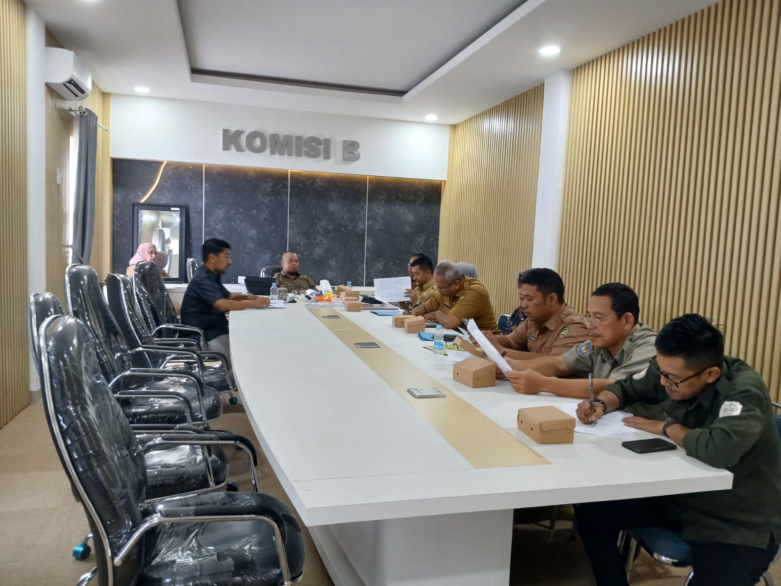 DLH Palopo Paparkan Realisasi Anggaran Semester I di Rapat Komisi II DPRD