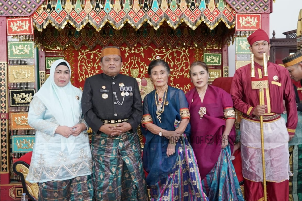 Cenning Luwu Sematkan Pin Kedatuan kepada Pj Bupati Luwu