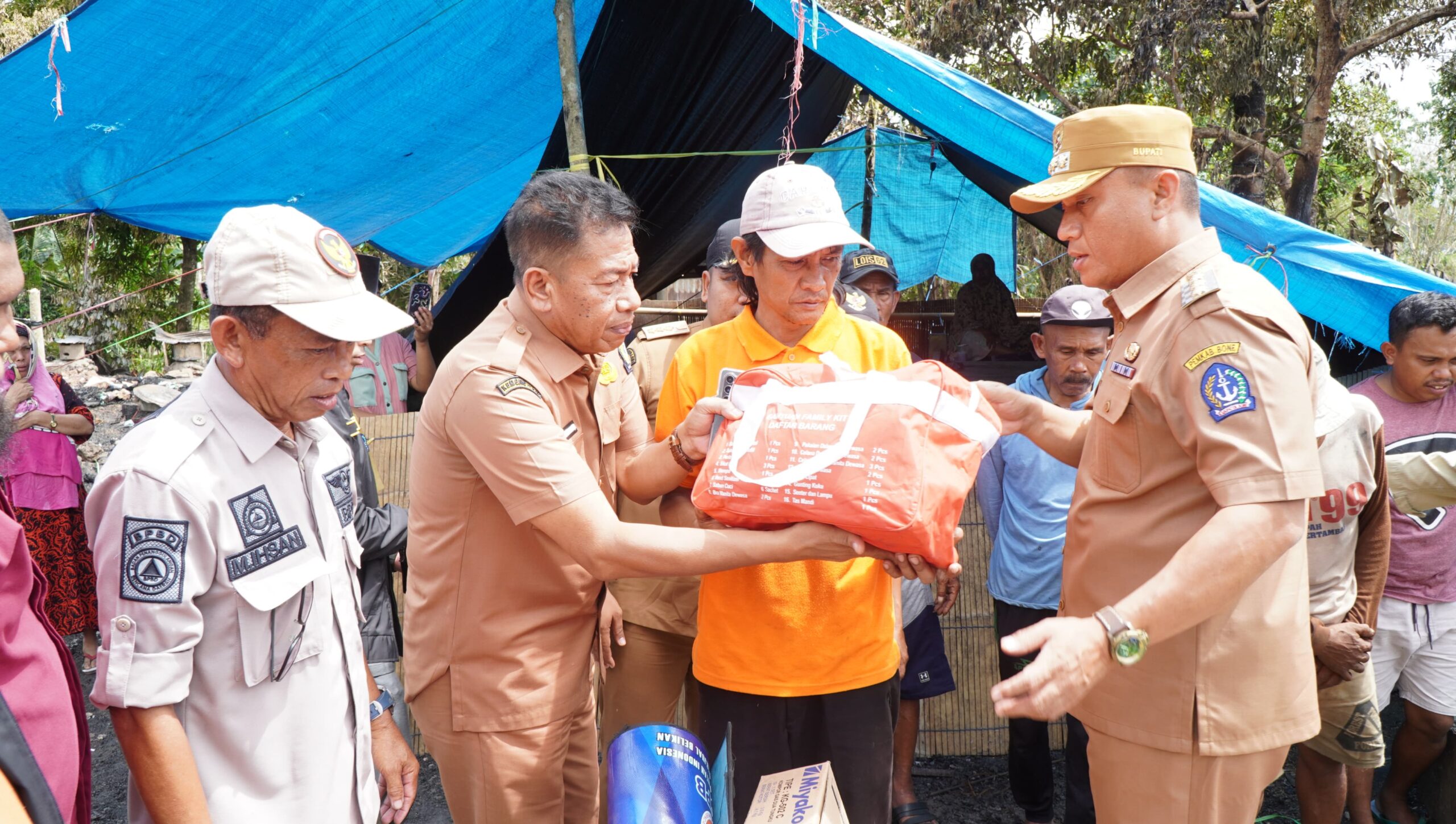 Pj Bupati Bone Serahkan Bantuan Korban Kebakaran di Bengo