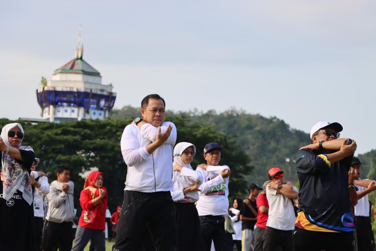 Kapolres Luwu Arisandi Meriahkan Jalan Sehat HUT Sulsel ke-355 Bersama Warga