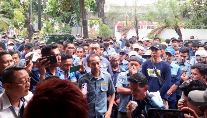 Petugas Penjaga Pintu Air Asal Luwu Demo di DPRD Provinsi