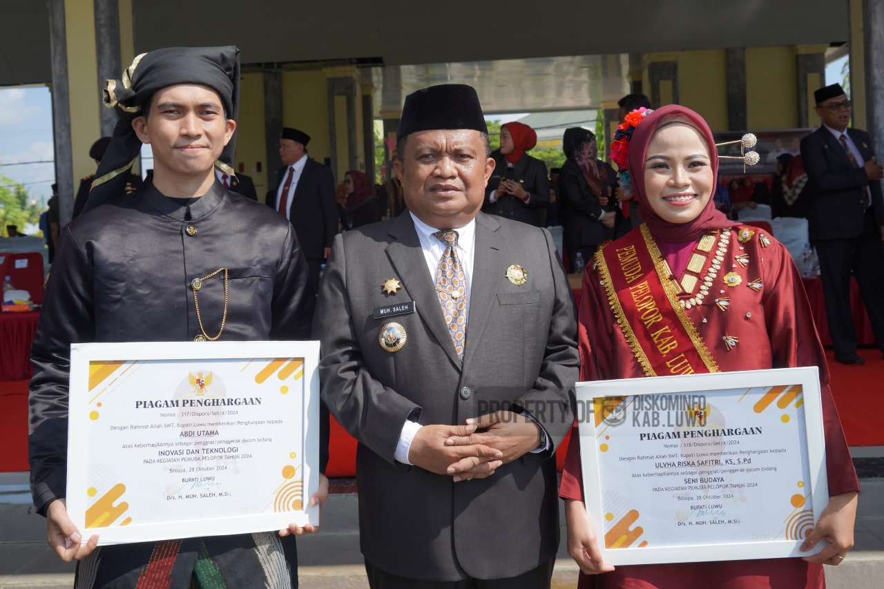 Pj Bupati Luwu Beri Penghargaan kepada Pemuda Pelopor di Hari Sumpah Pemuda
