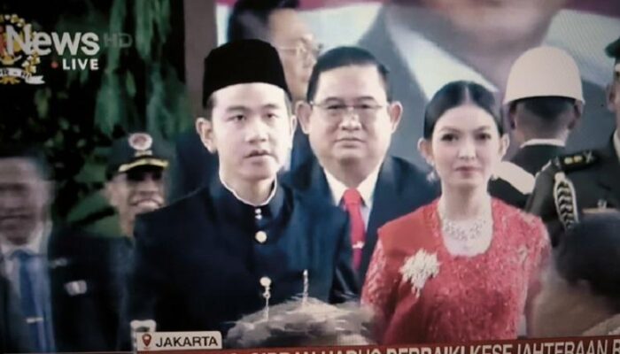 Berbusana Adat, Gibran Tiba di Gedung MPR DPR RI