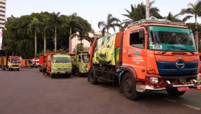 DLH Jakarta Bersihkan 43 Ton Sampah Pasca Pelantikan Presiden