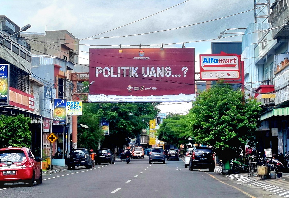 Sebar Baliho ‘Nyeleneh’, Cara KPU Sulsel Dongkrak Partisipasi Pemilih