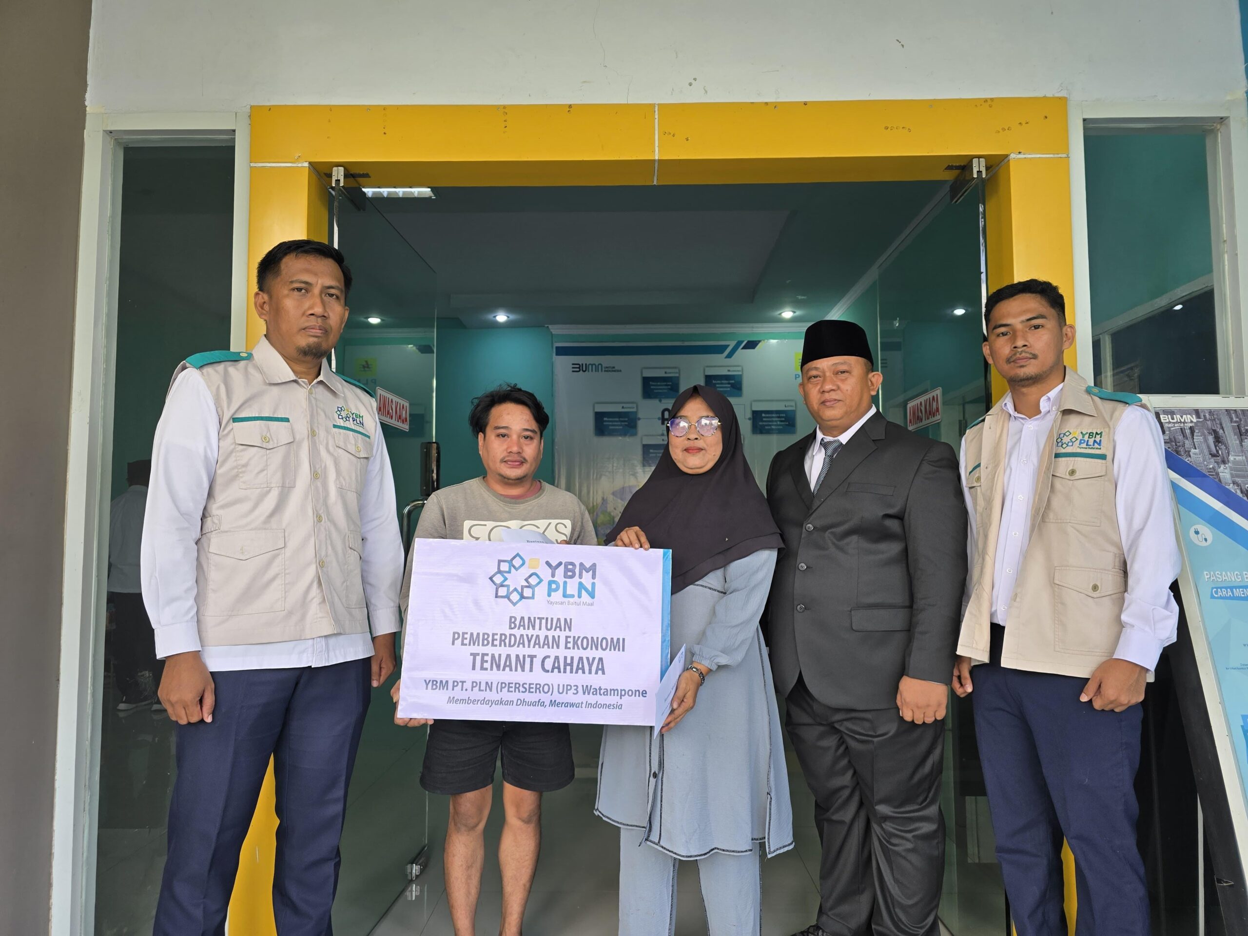 YBM PLN UP3 Watampone Salurkan Bantuan Tenant dan Modal Usaha
