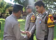 Pilkada Berbudaya, Wakapolres Luwu Serahkan Rompi Bhabinkamtibmas