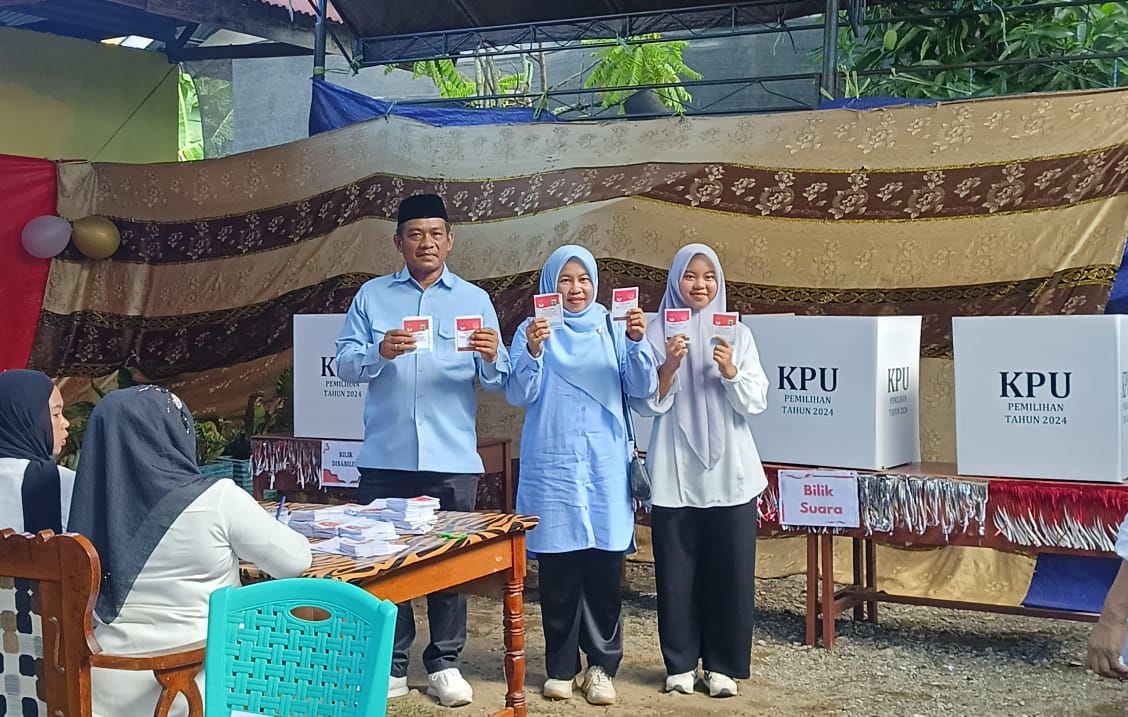 Patahuddin dan Keluarga Coblos di Kamanre, Dhevy di Walenrang
