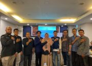 Jelang Hari Pemilihan, KPU Sulsel Serahkan Sertifikat Akreditasi pada Pemantau dan Lembaga Survei