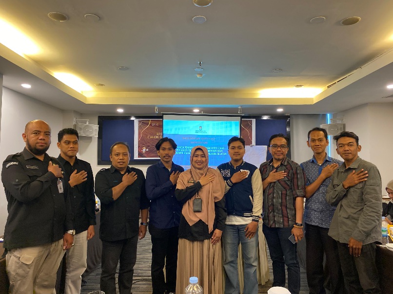 Jelang Hari Pemilihan, KPU Sulsel Serahkan Sertifikat Akreditasi pada Pemantau dan Lembaga Survei