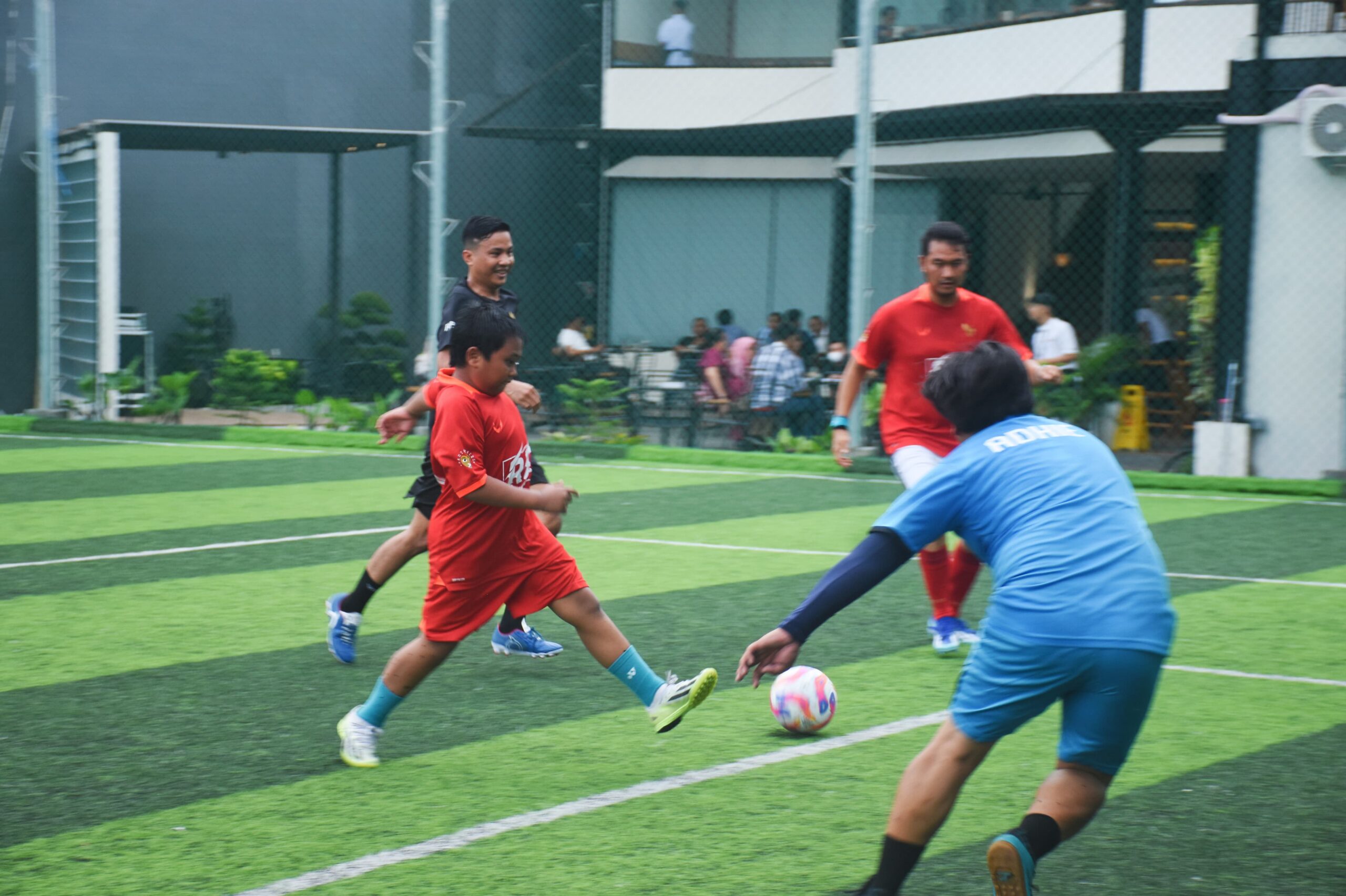 Masa Tenang, Andi Seto Pilih Melepas Penat Main Bola Bareng Pemuda dan Jurnalis
