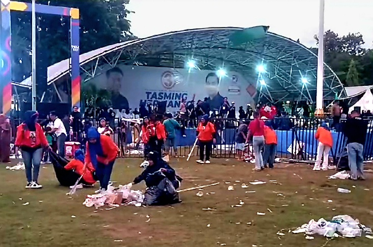 Bersih-Bersih Panitia di Lapangan Andi Makkasau, Usai Kampanye Akbar TSM-MO