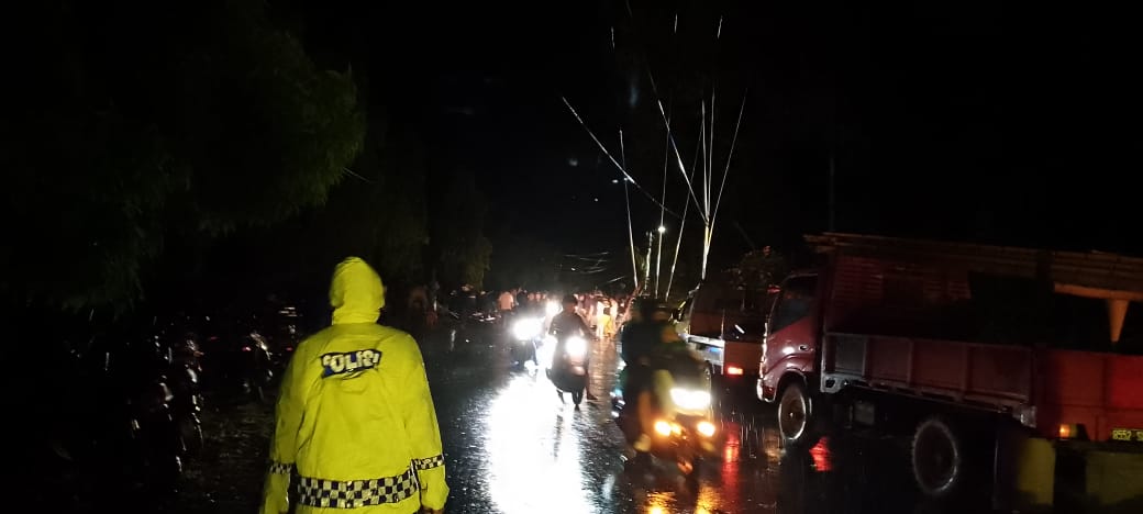 Cuaca Ekstrem, Pohon Tumbang dan Tiang Listrik Patah di Sampoddo