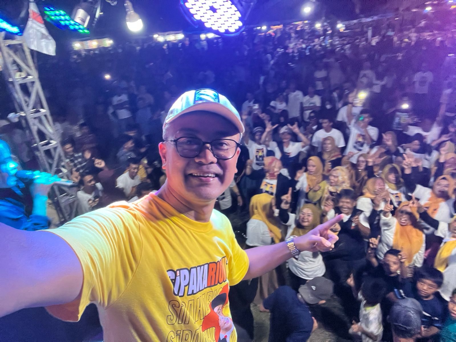 Rio-Amir Datang, Lapangan Mare Mendadak Jadi Lautan Manusia