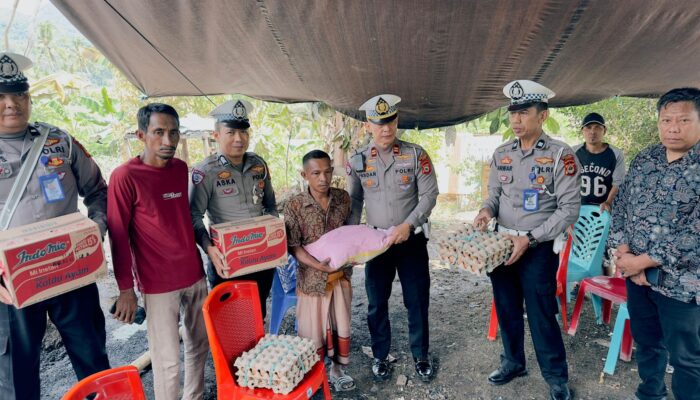 Satlantas Polres Luwu Serahkan Bantuan ke Korban Kebakaran Saronda