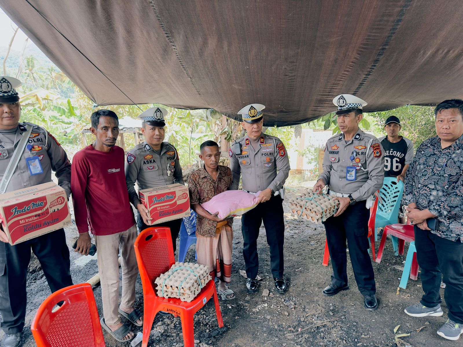 Satlantas Polres Luwu Serahkan Bantuan ke Korban Kebakaran Saronda