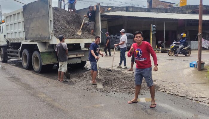 Aksi Cepat Bupati Sidrap Terpilih, Jalan Berlubang Ditangani Sementara