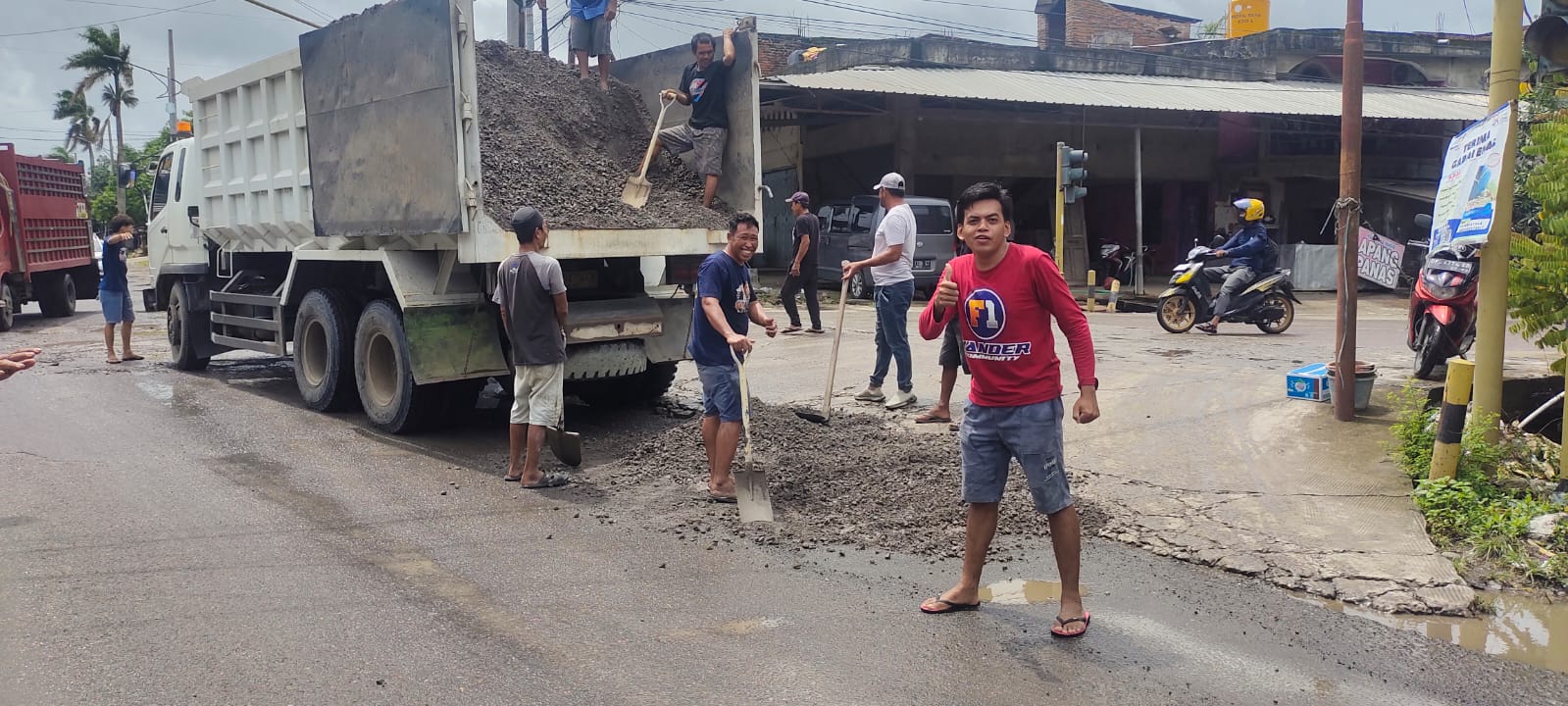 Aksi Cepat Bupati Sidrap Terpilih, Jalan Berlubang Ditangani Sementara