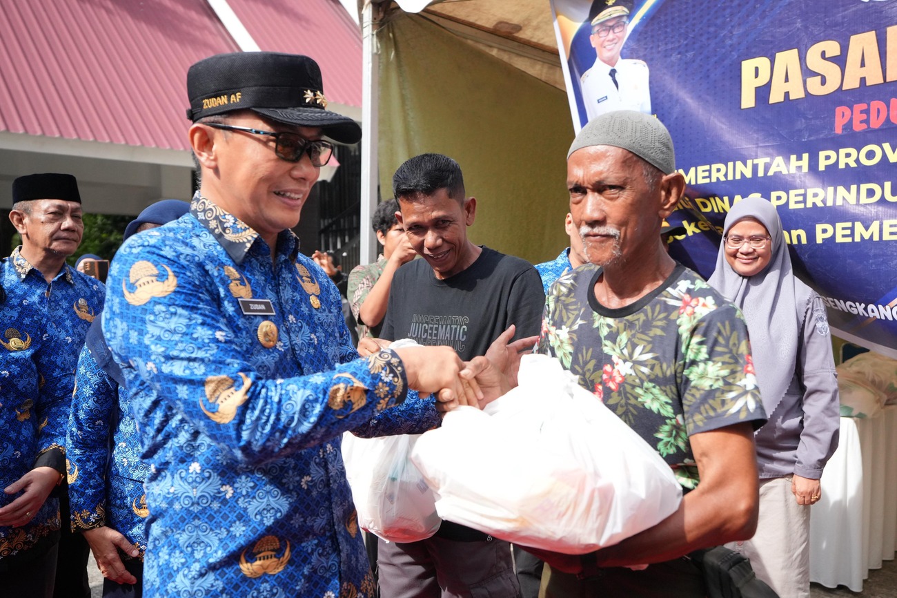 Pj Gubernur Sulsel Tinjau Pasar Murah dan Donor Darah di Wajo