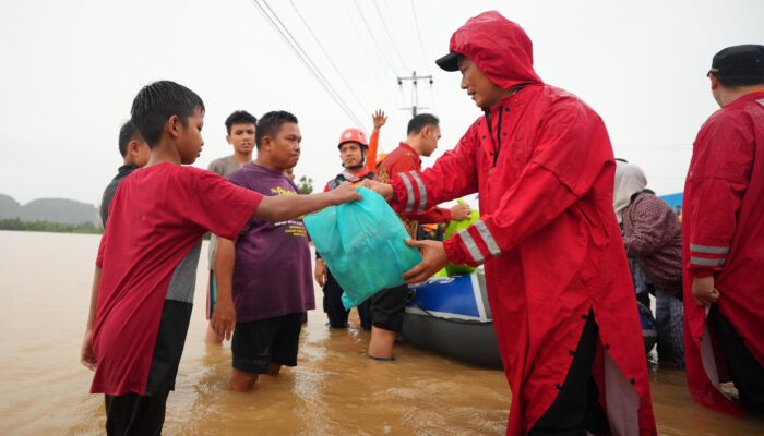 Pj Gubernur Sulsel Pastikan Bantuan Tersalurkan ke Korban Banjir