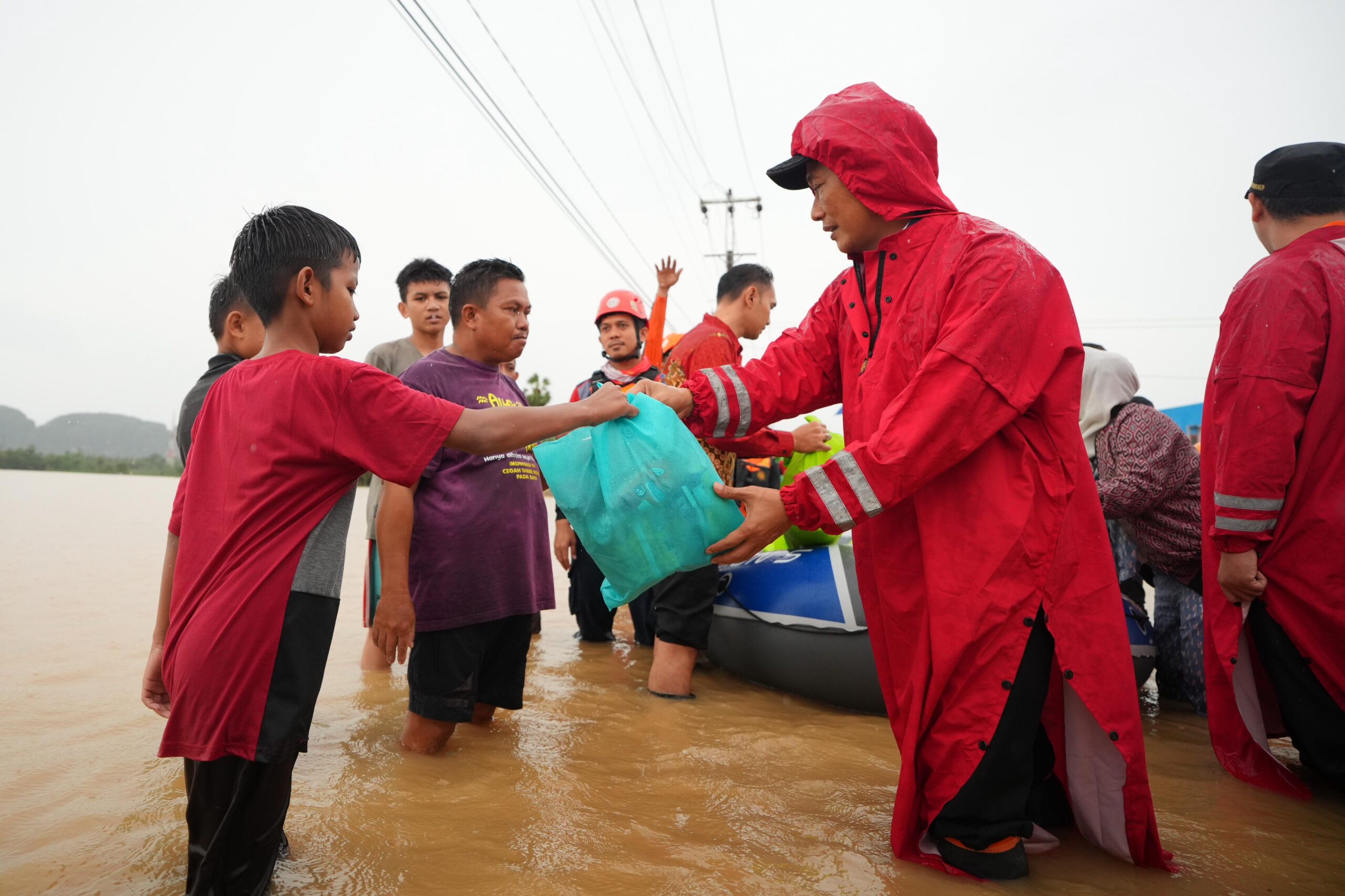 Pj Gubernur Sulsel Pastikan Bantuan Tersalurkan ke Korban Banjir