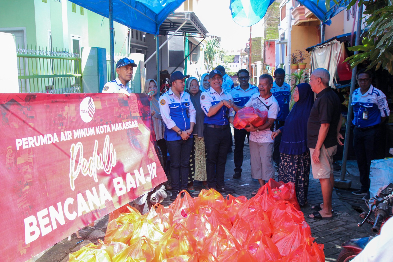 Perumda Air Minum Makassar Salurkan Bantuan untuk Korban Banjir di Tiga Kecamatan