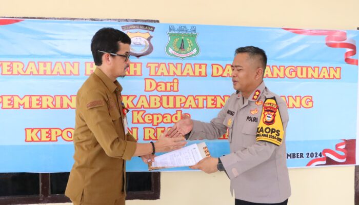 Pemkab Pinrang Serahkan Hibah Tanah untuk Kantor Polsek Watang Sawitto