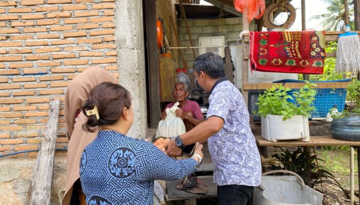 Tim Sedekah Jumat Setdakab Luwu Timur, Tebar Berkah di Balambano Indah
