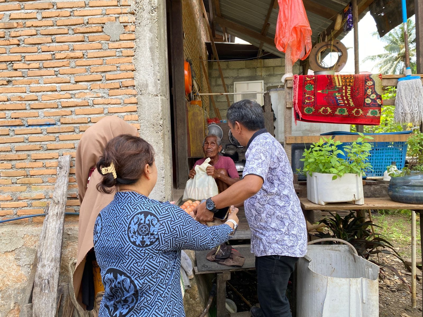 Tim Sedekah Jumat Setdakab Luwu Timur, Tebar Berkah di Balambano Indah
