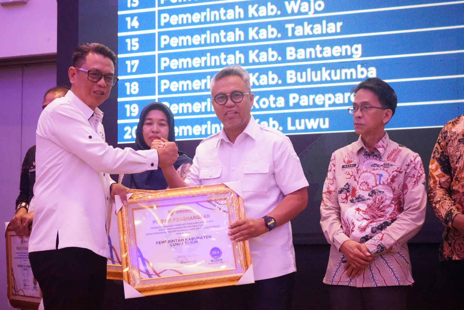 Bupati Luwu Timur Terima Penghargaan Zona Hijau dari Ombudsman