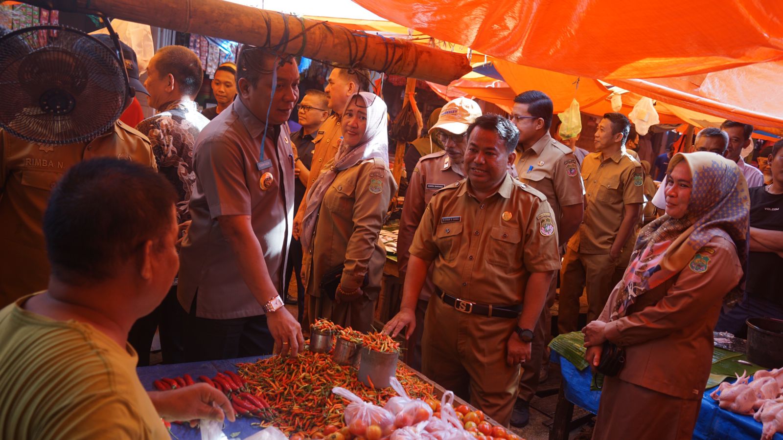 Pj Bupati Sidrap Tinjau Pasar Rappang, Pastikan Stok Bahan Pokok Aman