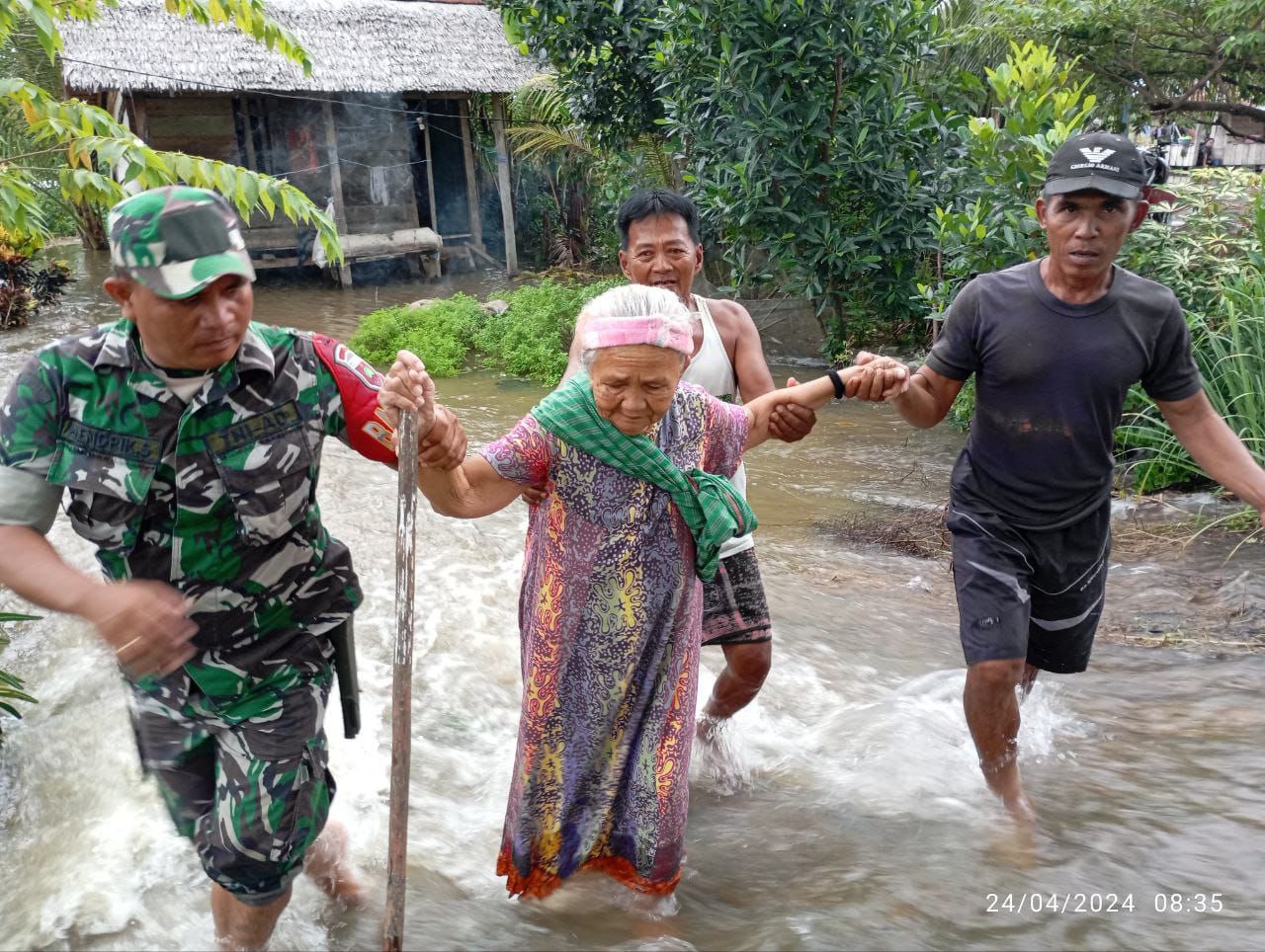 TNI Gerak Cepat Bantu Warga Terdampak Banjir di Sulsel