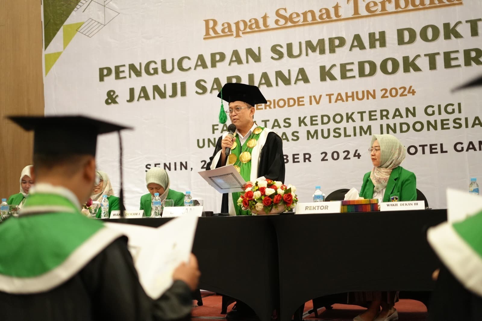 FKG UMI Lantik 8 Dokter Gigi dan 10 Sarjana Baru