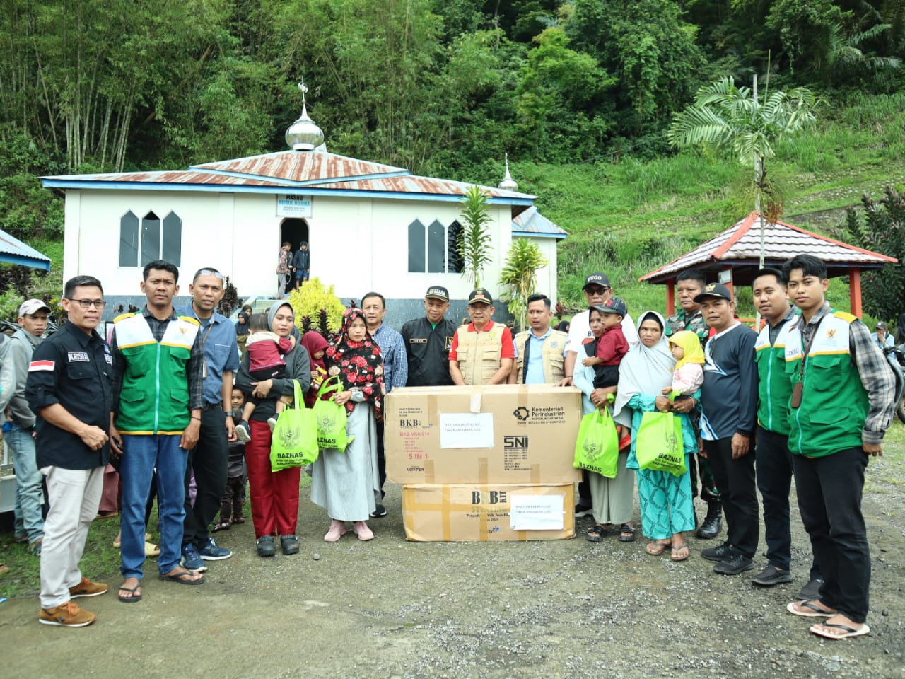 BAZNAS Bersama BKKBN Salurkan Bantuan Gizi Bagi Ibu Hamil di Tellu Limpoe